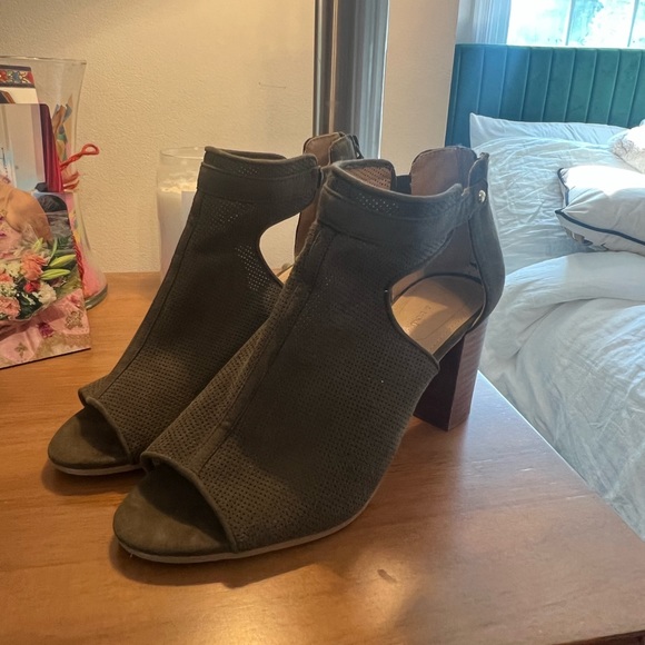 army green open toed heels perfect for fall - Picture 2 of 3